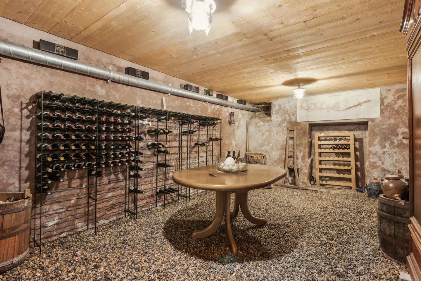 Property with authentic charm, refined finishes and large garden - Photo 14 of 15