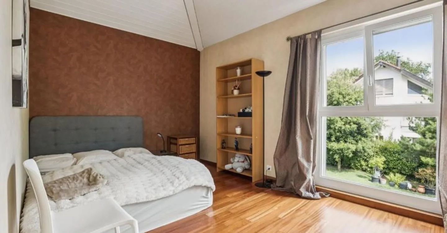 Charming Villa with Lake View - Photo 10 of 12