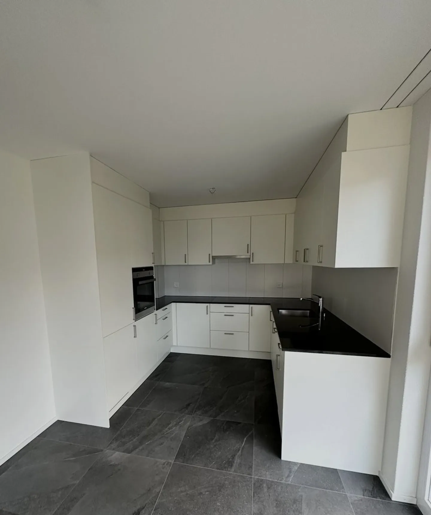 Modern 3.5-Room Apartment - Photo 3 of 4
