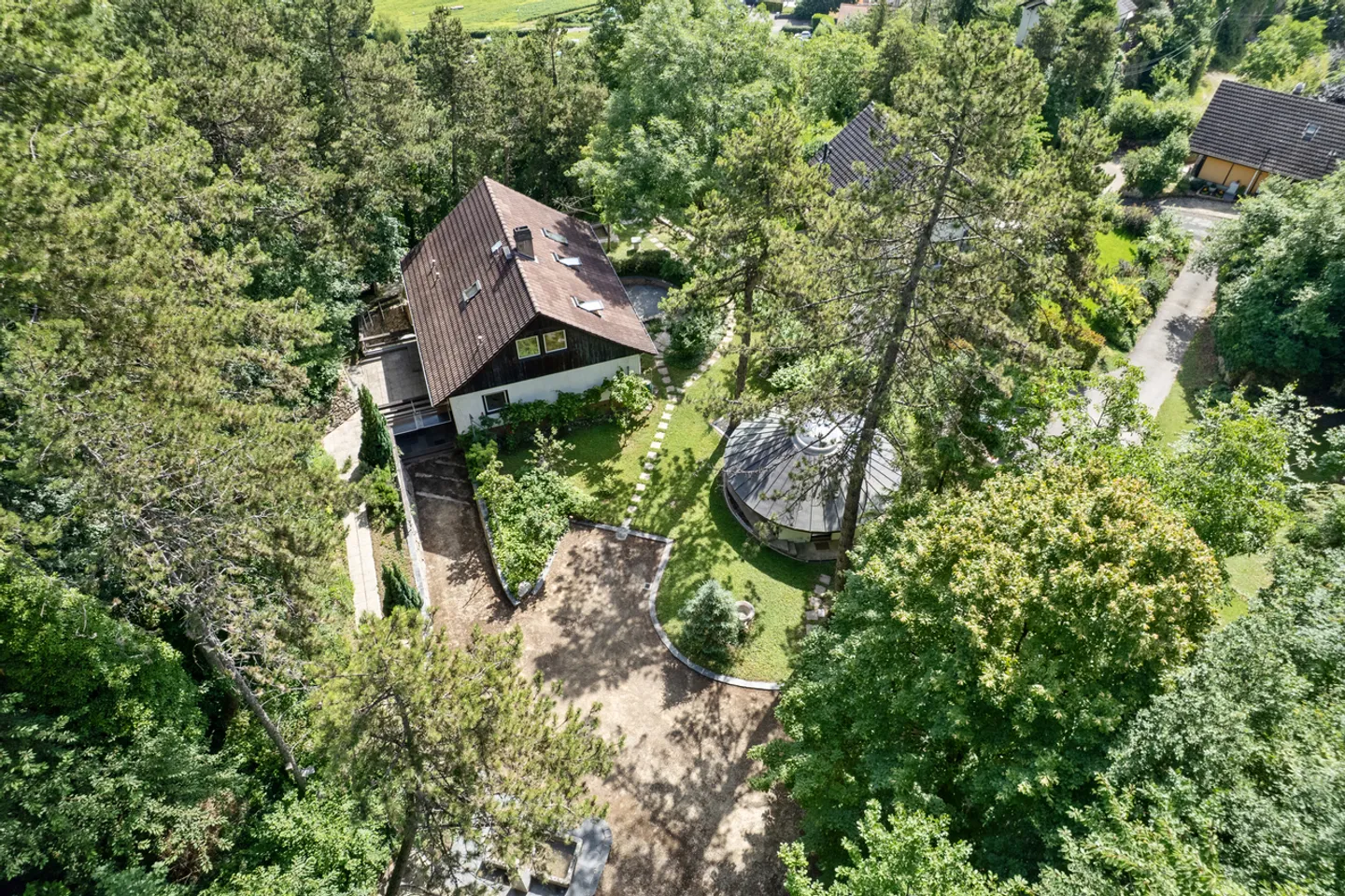 An exceptional property combining nature, forest, and urban proximity - Photo 3 of 14