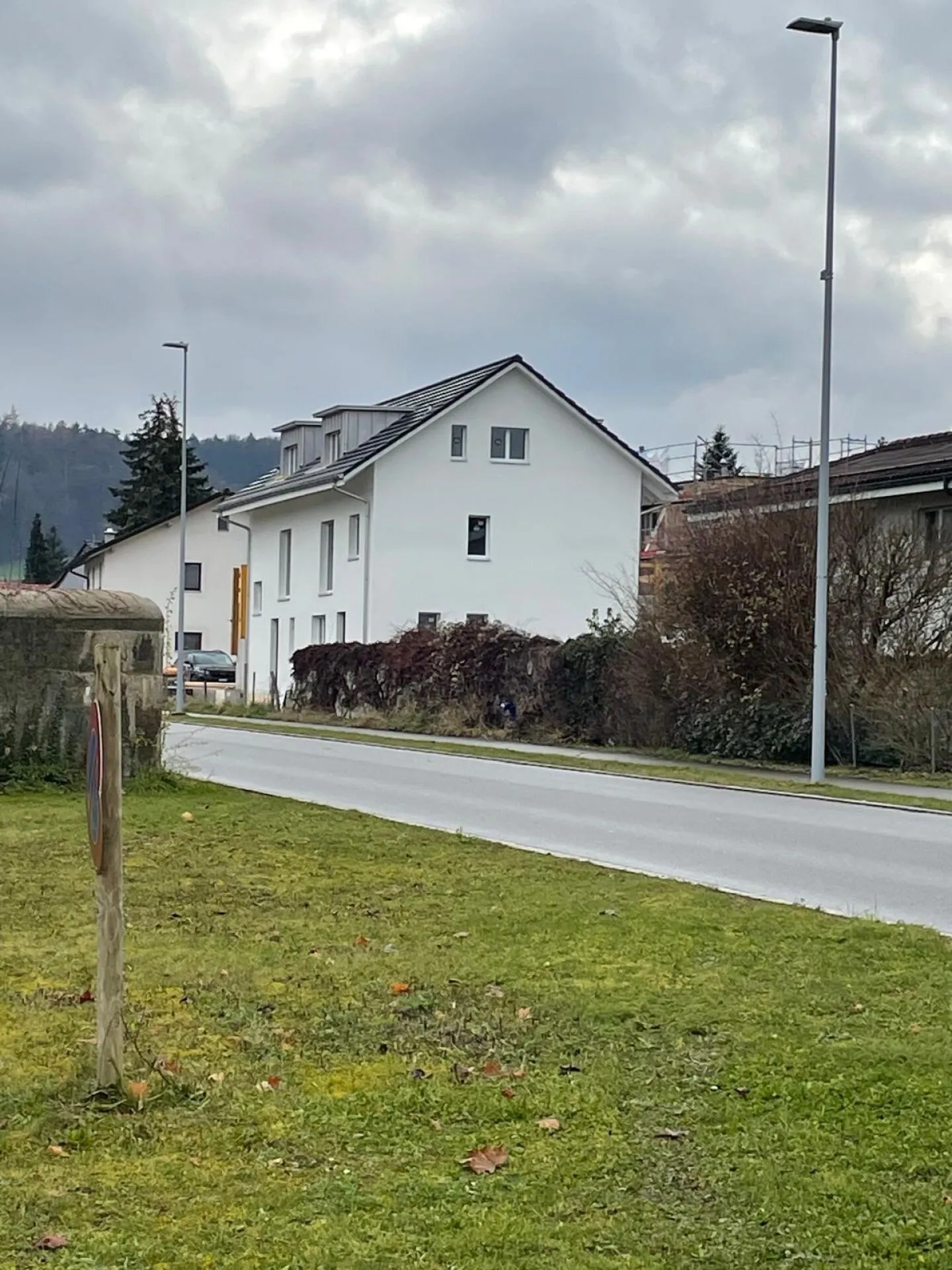 Neubau-Doppeleinfamilienhaus mit gehobener Ausstattung und viel Platz. - Foto 3 von 13