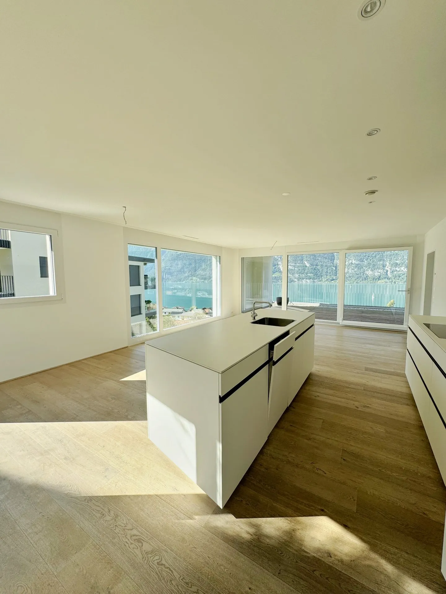 Moderno appartamento di 3,5 stanze con vista lago a Unterterzen - Foto 1 di 9