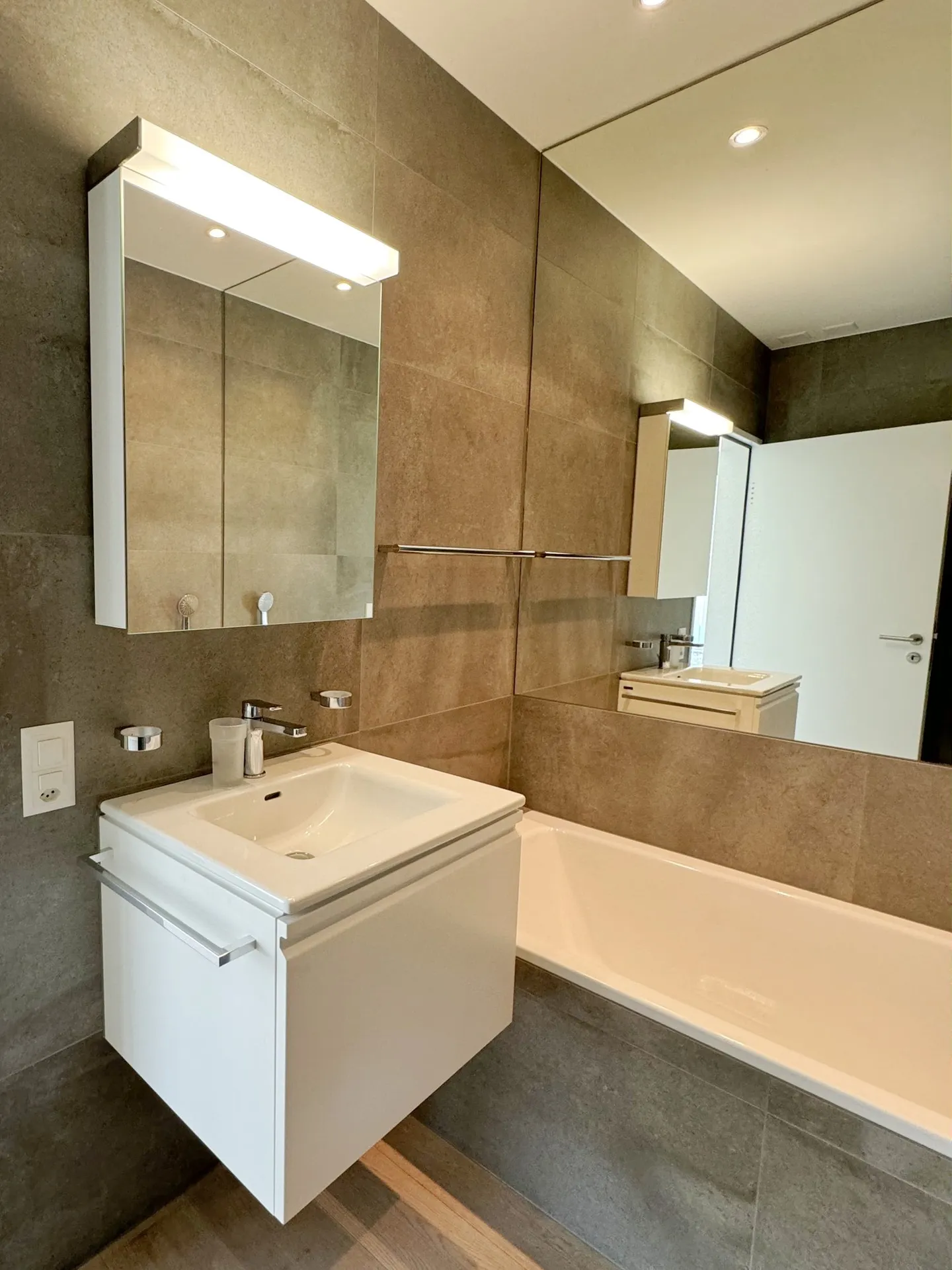 Moderno appartamento di 3,5 stanze con vista lago a Unterterzen - Foto 3 di 9