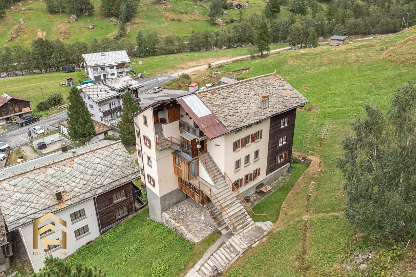 Vivere in modo idilliaco a Saas con il proprio bosco - Foto 2 di 13