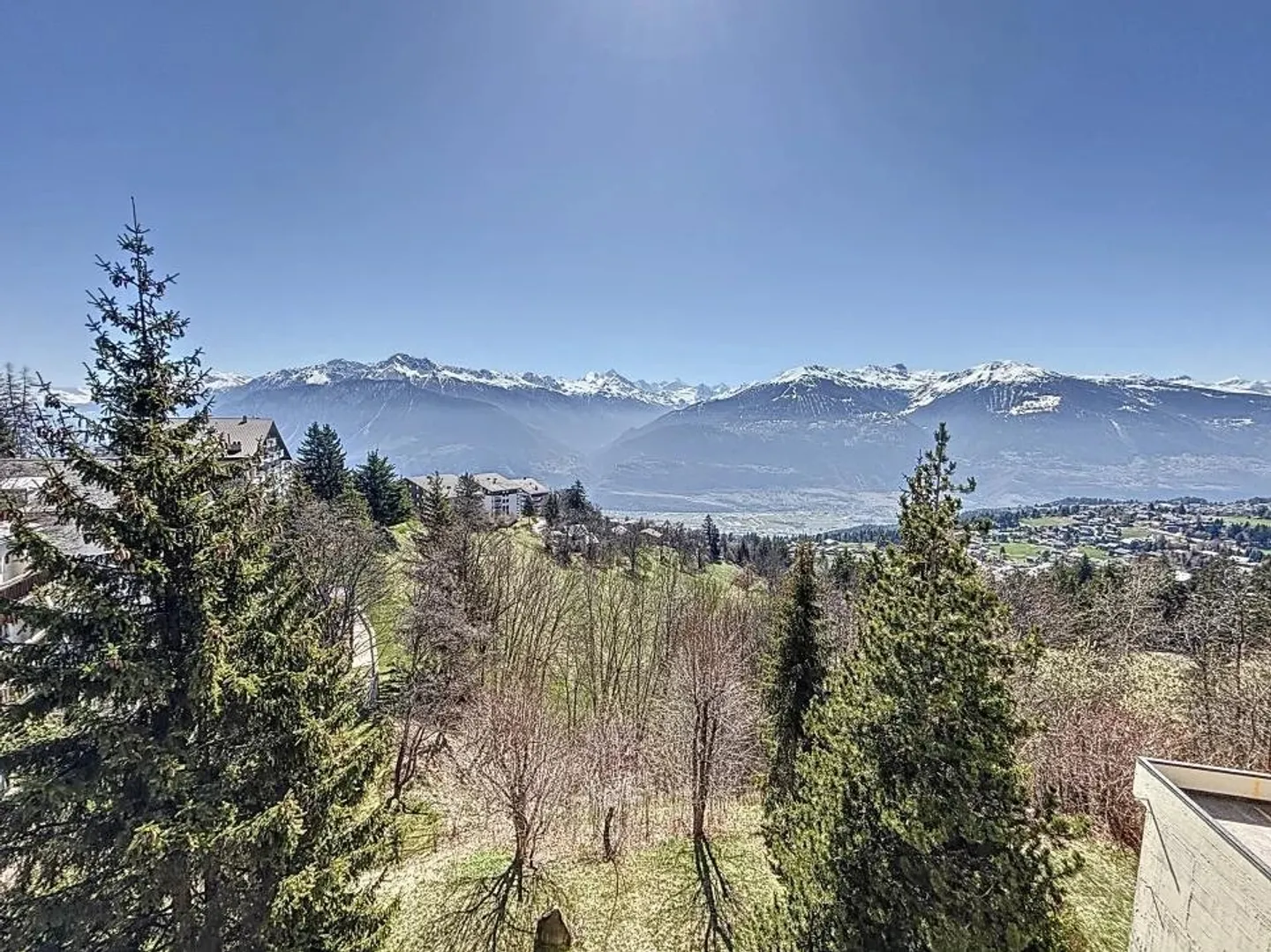 Appartement ensoleillé avec vue alpine - Photo 3 sur 5