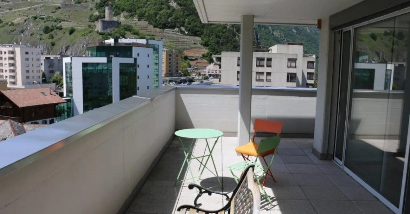 A louer à Martigny, à côté de la Gare, bel attique 2.5 pces - Photo 2 of 9