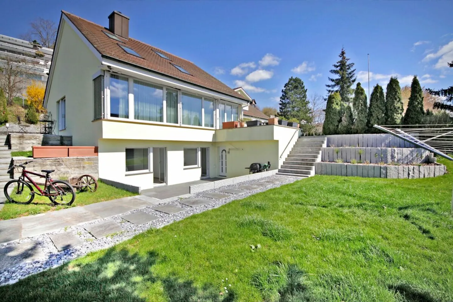 Appartement de 2,5 pièces élevé avec un énorme jardin ! - Photo 1 sur 8