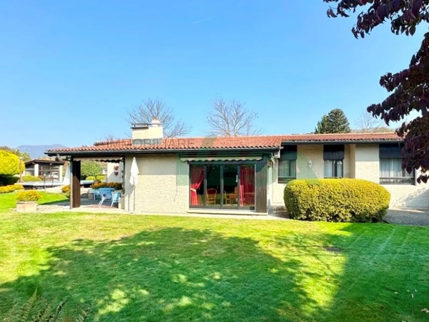 Cozy single-storey villa with beautiful garden and pool - Photo 1 of 13