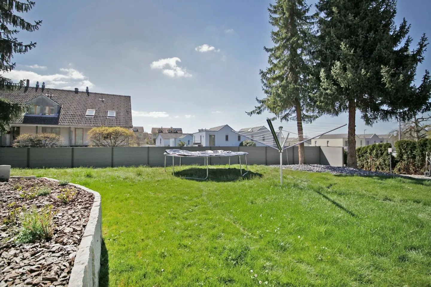 Appartement de 2,5 pièces élevé avec un énorme jardin ! - Photo 2 sur 8