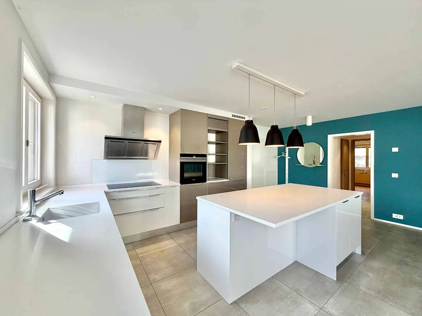 Appartement rénové avec terrasse - Photo 3 sur 13