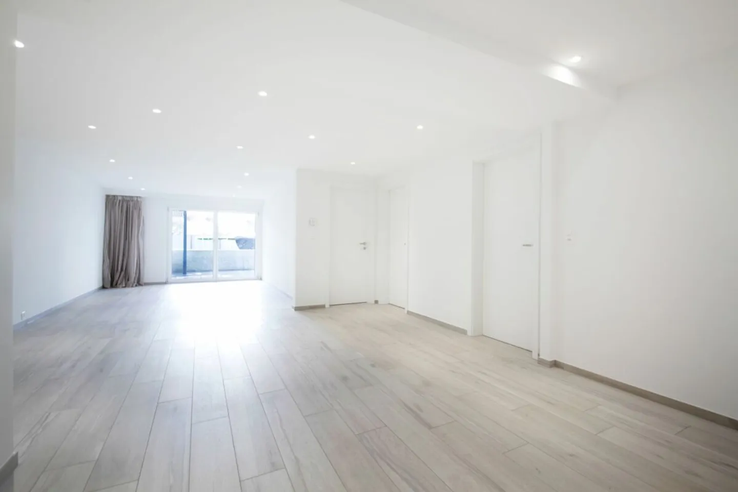 Appartement de 2,5 pièces élevé avec un énorme jardin ! - Photo 4 sur 8