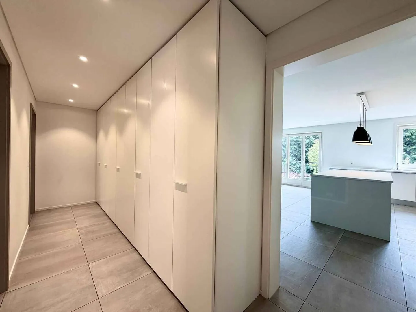 Appartement rénové avec terrasse - Photo 6 sur 13