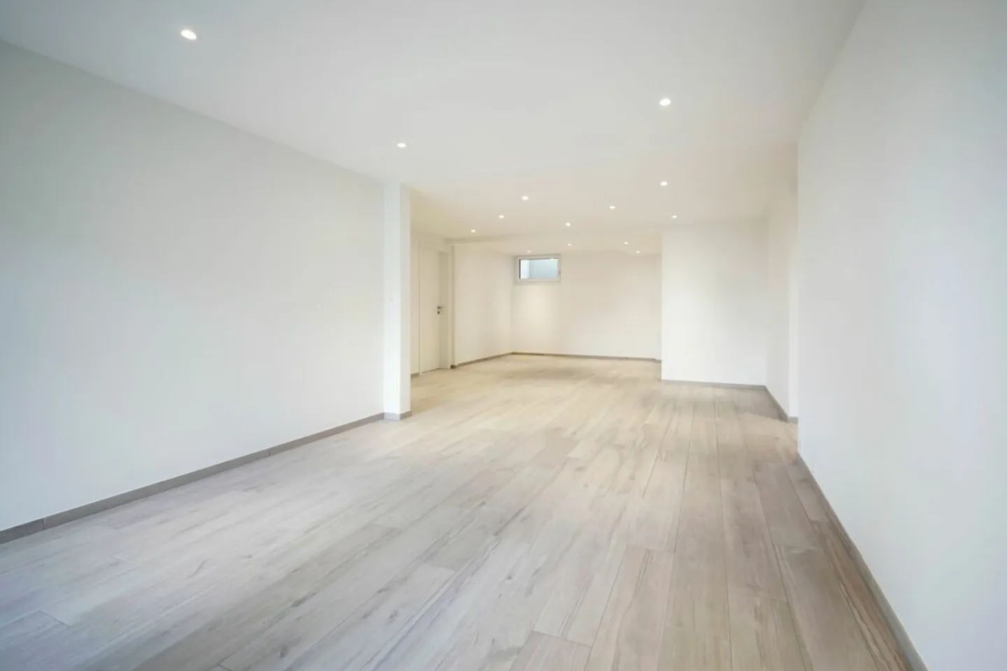 Appartement de 2,5 pièces élevé avec un énorme jardin ! - Photo 5 sur 8