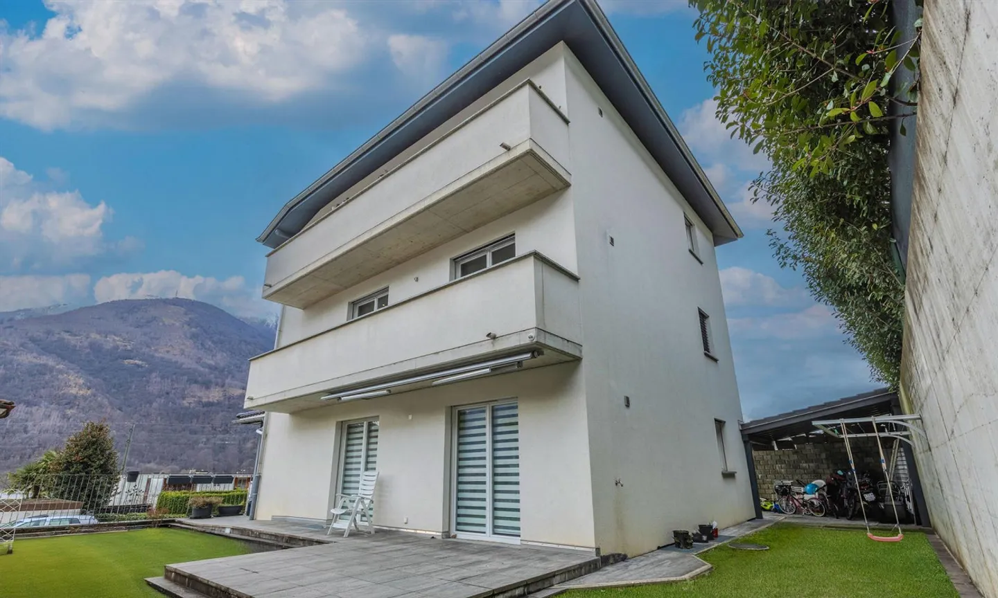 GROSSE INVESTITION - GEBÄUDE MIT 3 WOHNUNGEN IN BIRONICO - Foto 1 von 13