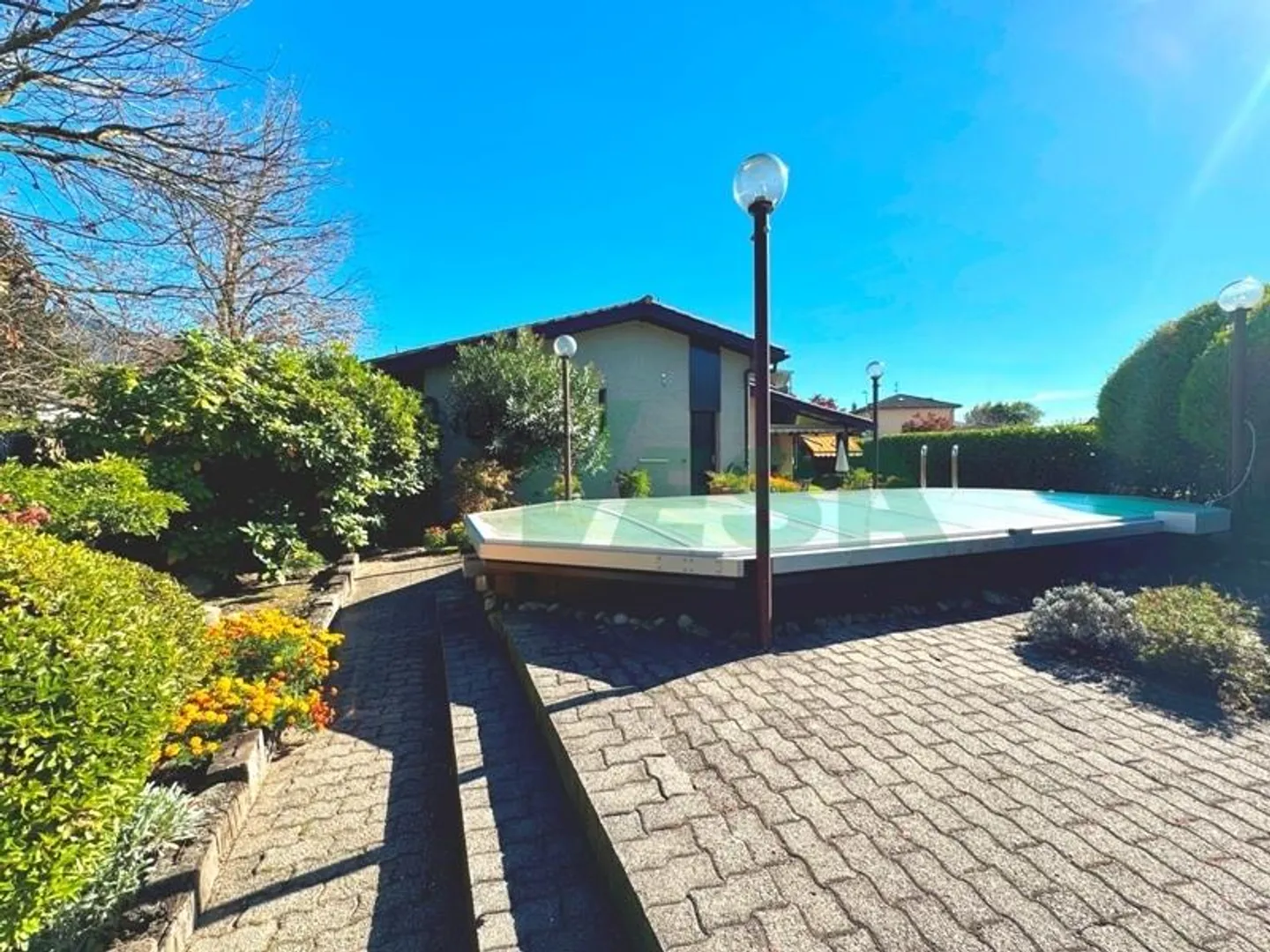 Cozy single-storey villa with beautiful garden and pool - Photo 2 of 13