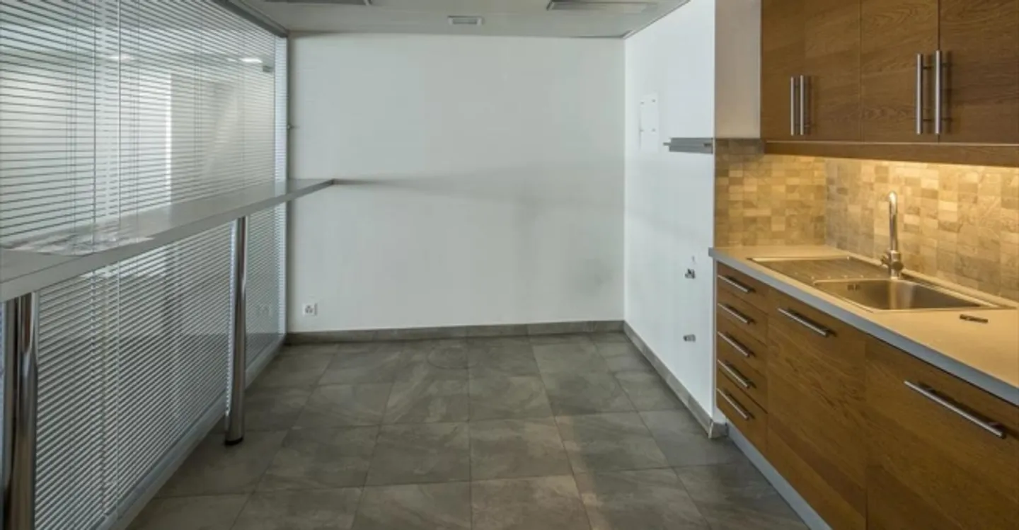 Office space for rent - Photo 3 of 10