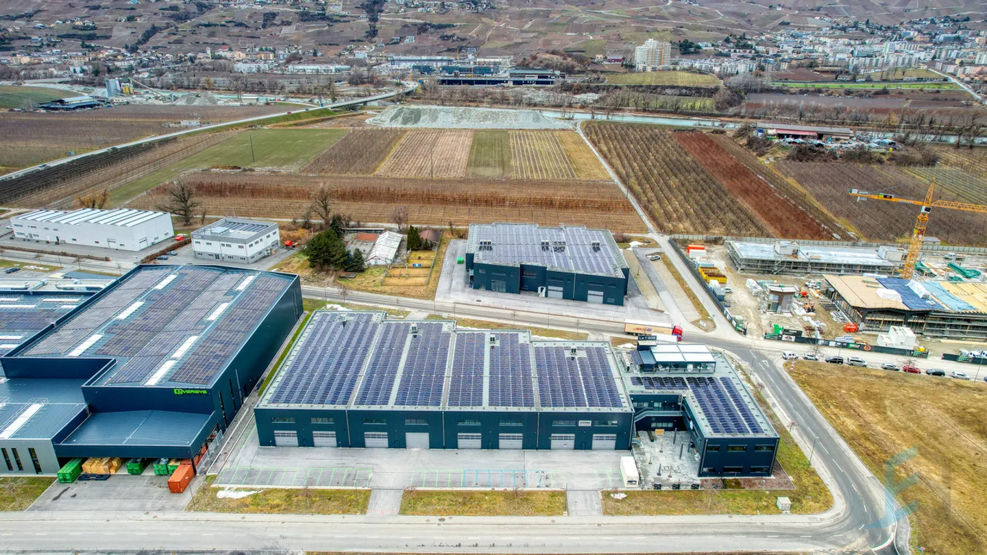 FOR RENT Modern and Fitted Industrial Hall in Daval (Sierre) - Photo 1 of 13