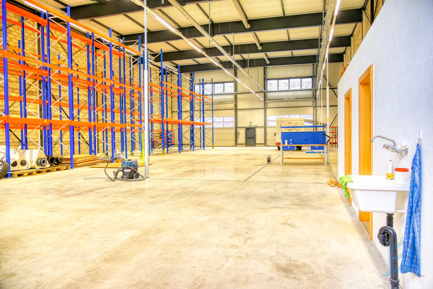 FOR RENT Modern and Fitted Industrial Hall in Daval (Sierre) - Photo 2 of 13