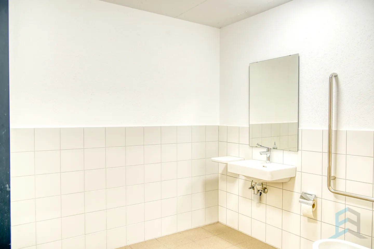 FOR RENT Modern and Fitted Industrial Hall in Daval (Sierre) - Photo 9 of 13