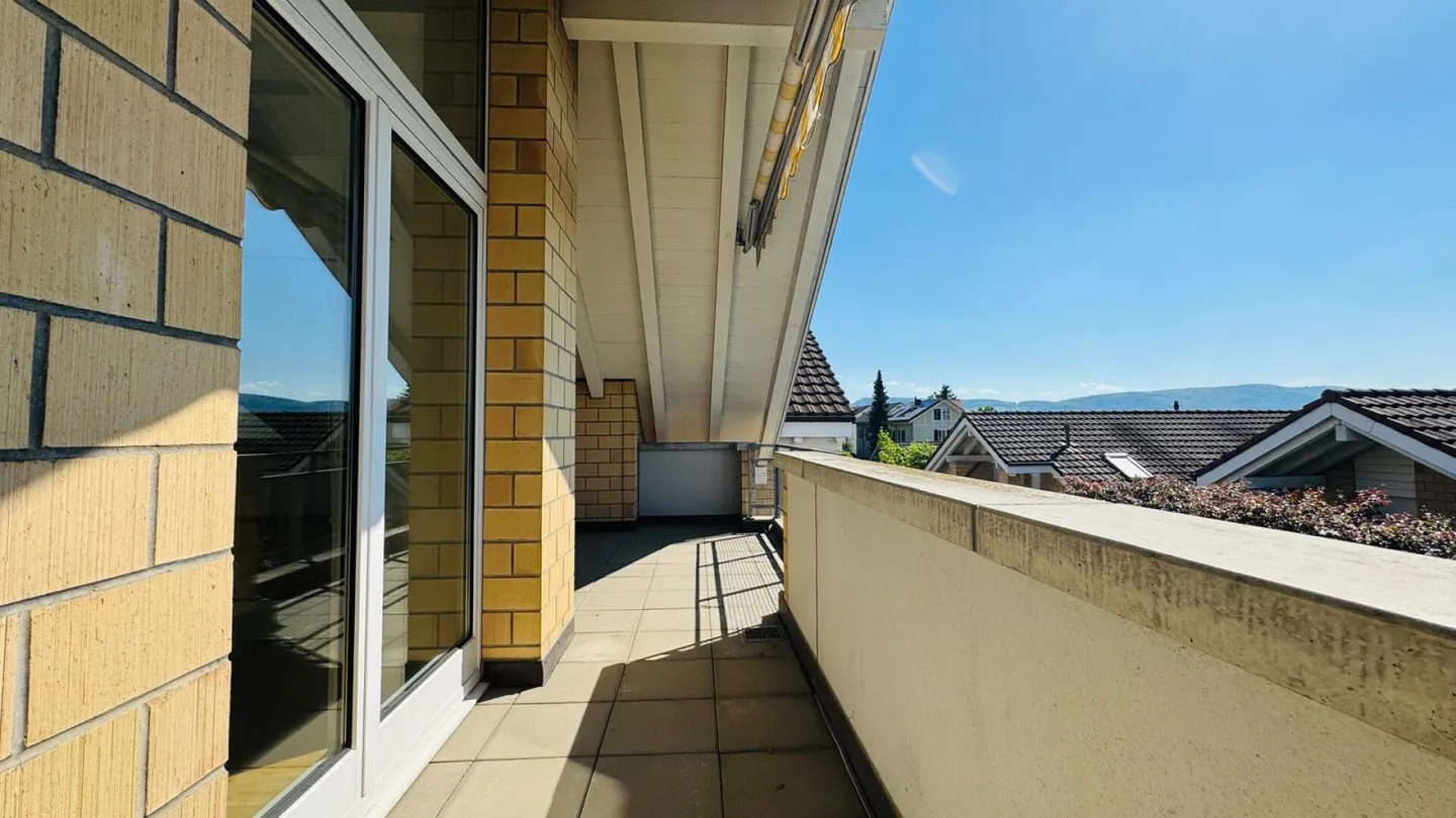 Charmante Dachwohnung mit Balkonen - Foto 2 von 10