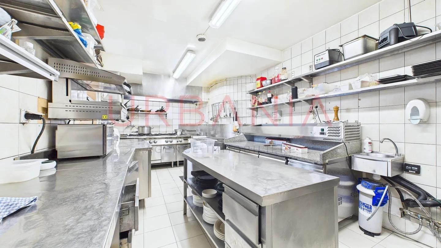 Mixed-use building - Photo 5 of 7