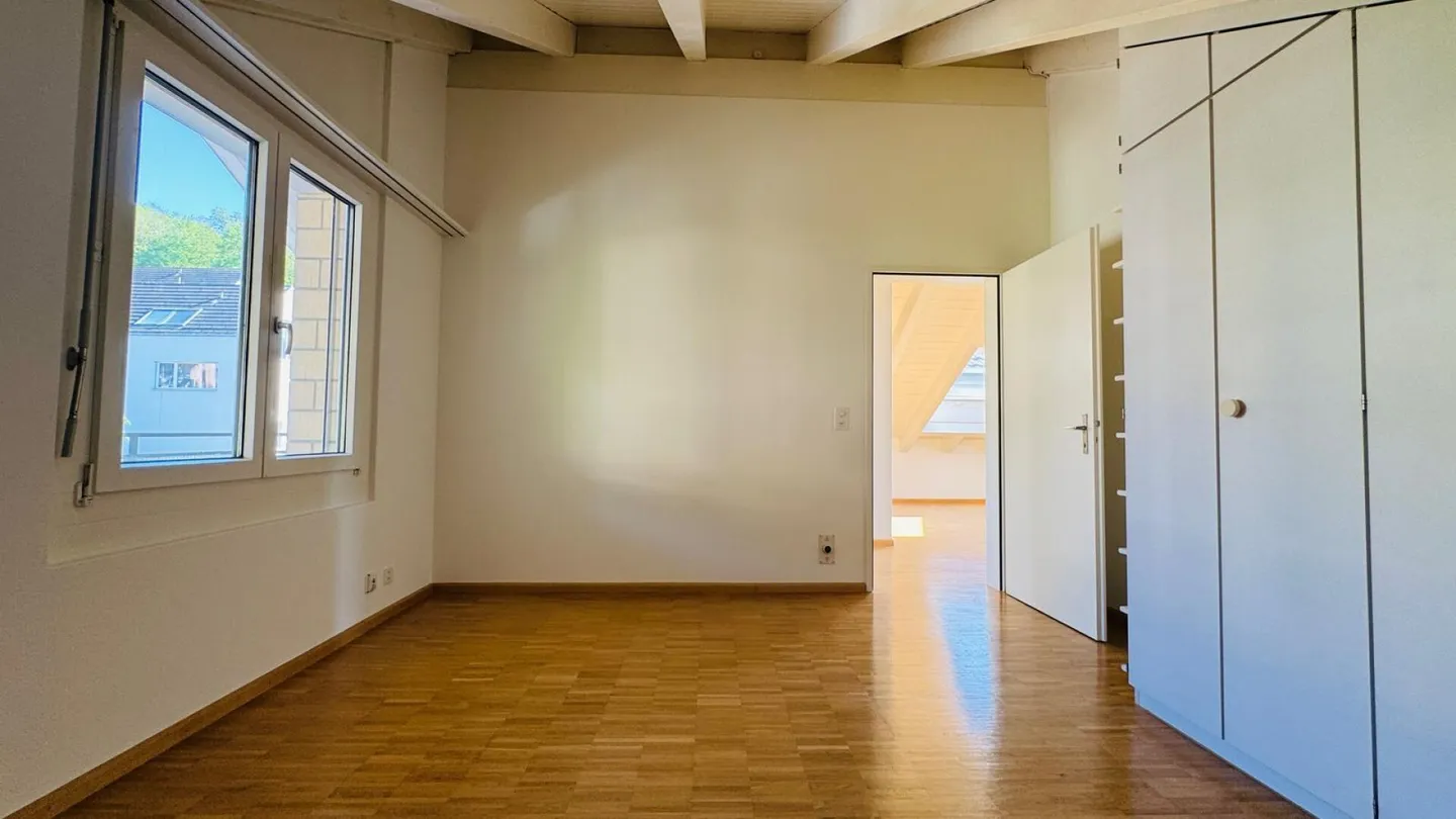 Charmante Dachwohnung mit Balkonen - Foto 5 von 10