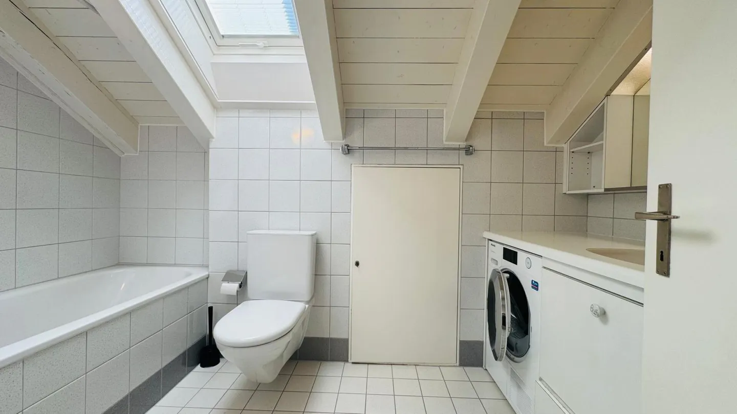 Charmante Dachwohnung mit Balkonen - Foto 6 von 10