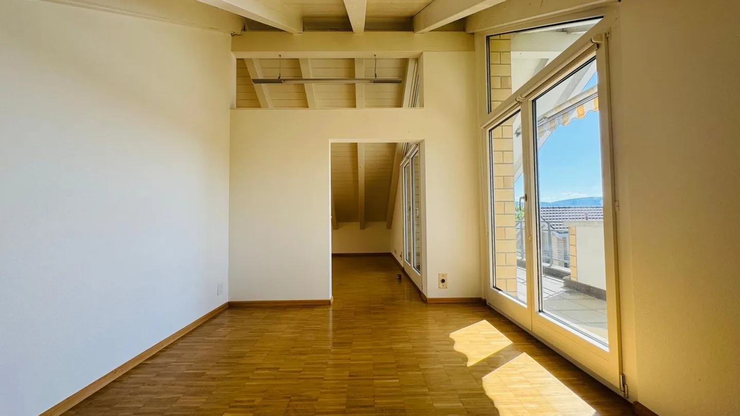 Charmante Dachwohnung mit Balkonen - Foto 8 von 10