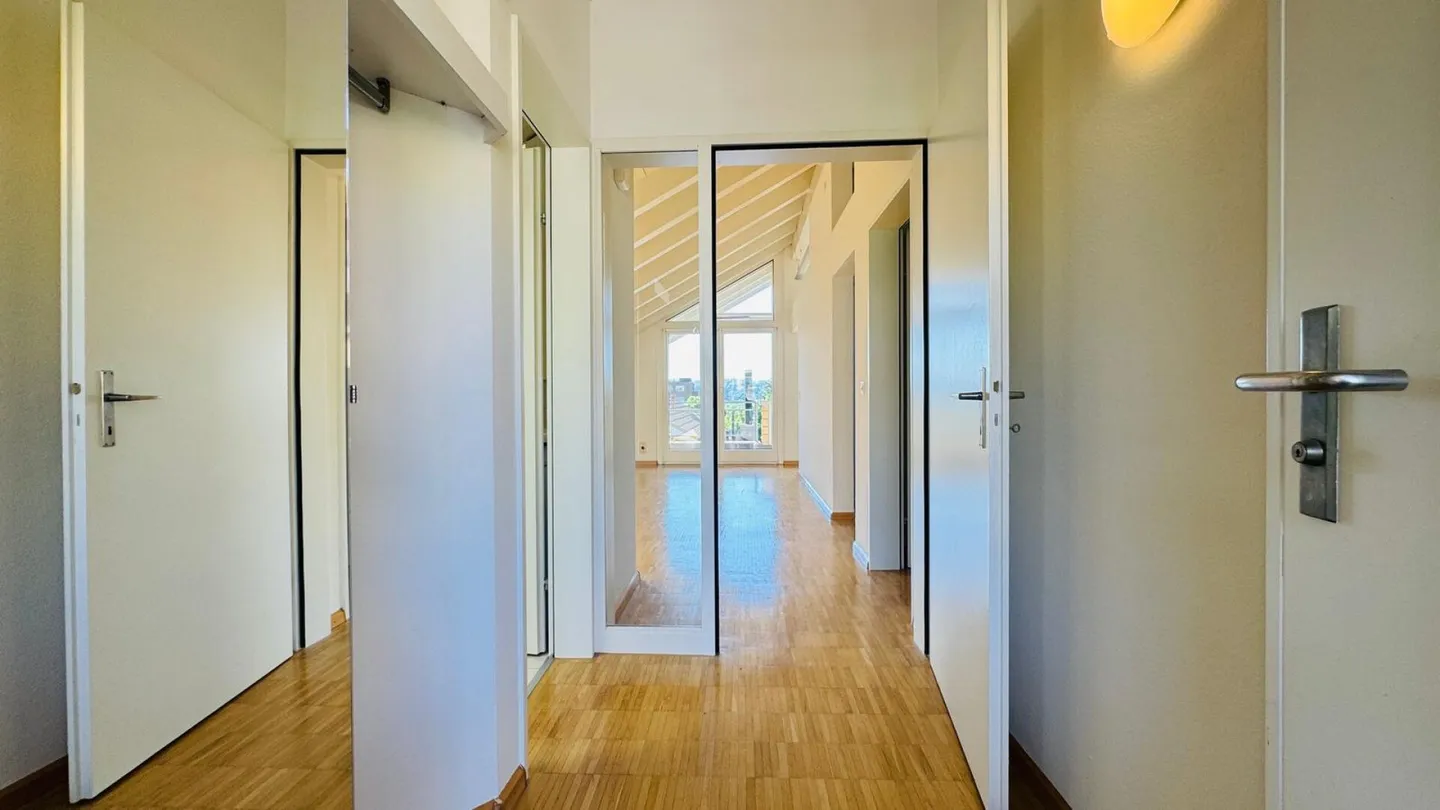 Charmante Dachwohnung mit Balkonen - Foto 9 von 10