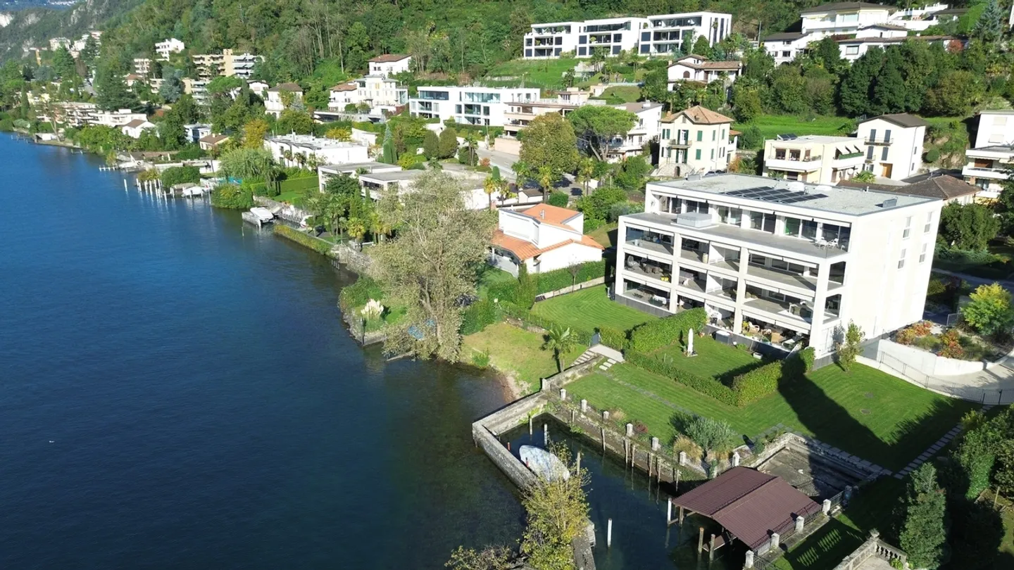 Elegante Attico con 4 Camere da Letto e Vista sul Lago a Bissone - Foto 1 di 12