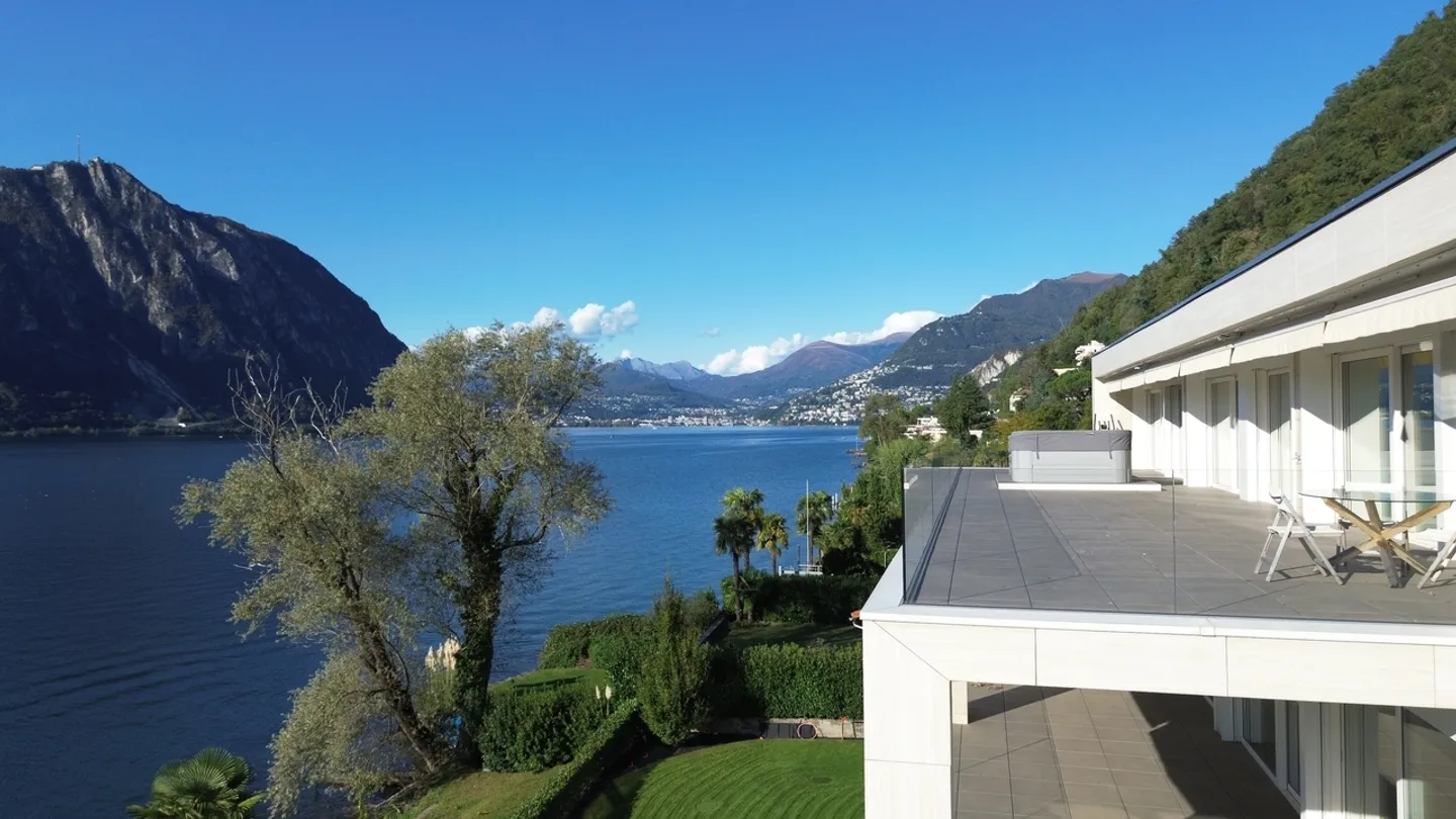 Elegante Attico con 4 Camere da Letto e Vista sul Lago a Bissone - Foto 2 di 12