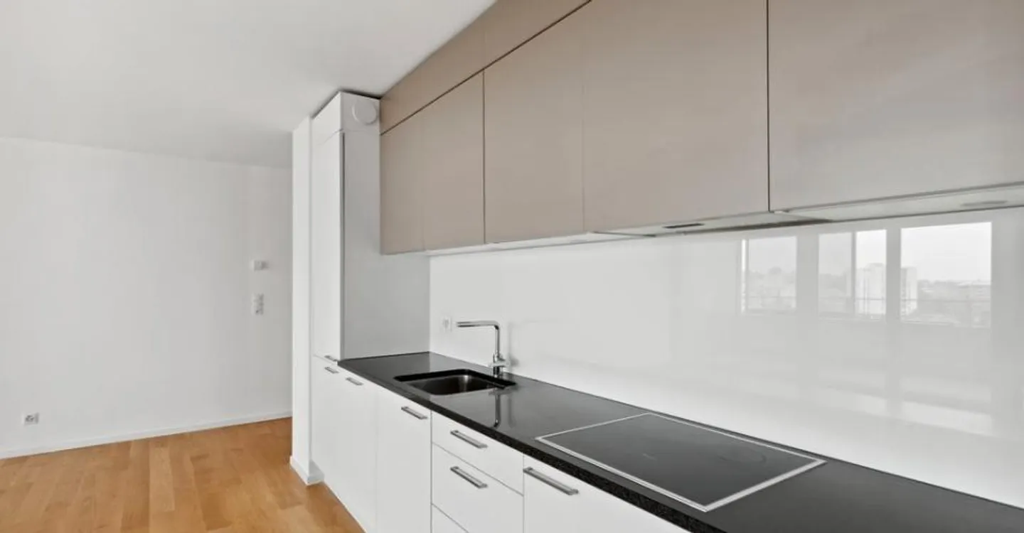 Are you looking for a place to live with parking? - Photo 3 of 11