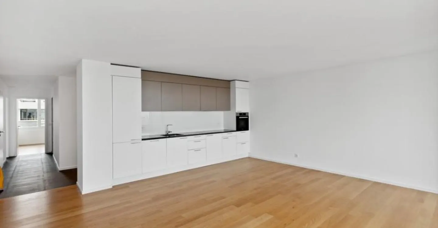Are you looking for a place to live with parking? - Photo 4 of 11
