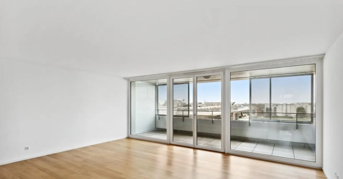 Are you looking for a place to live with parking? - Photo 5 of 11