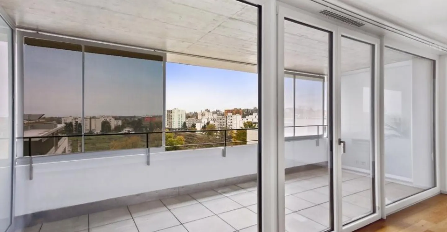 Are you looking for a place to live with parking? - Photo 6 of 11