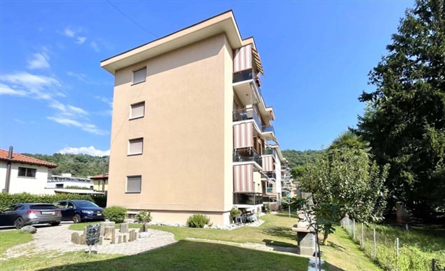 RENOVATED 3.5-ROOM APARTMENT - Photo 1 of 12