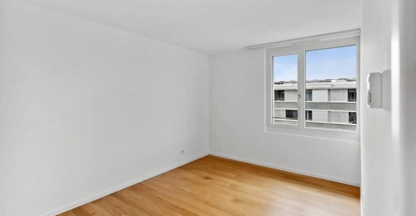 Are you looking for a place to live with parking? - Photo 8 of 11