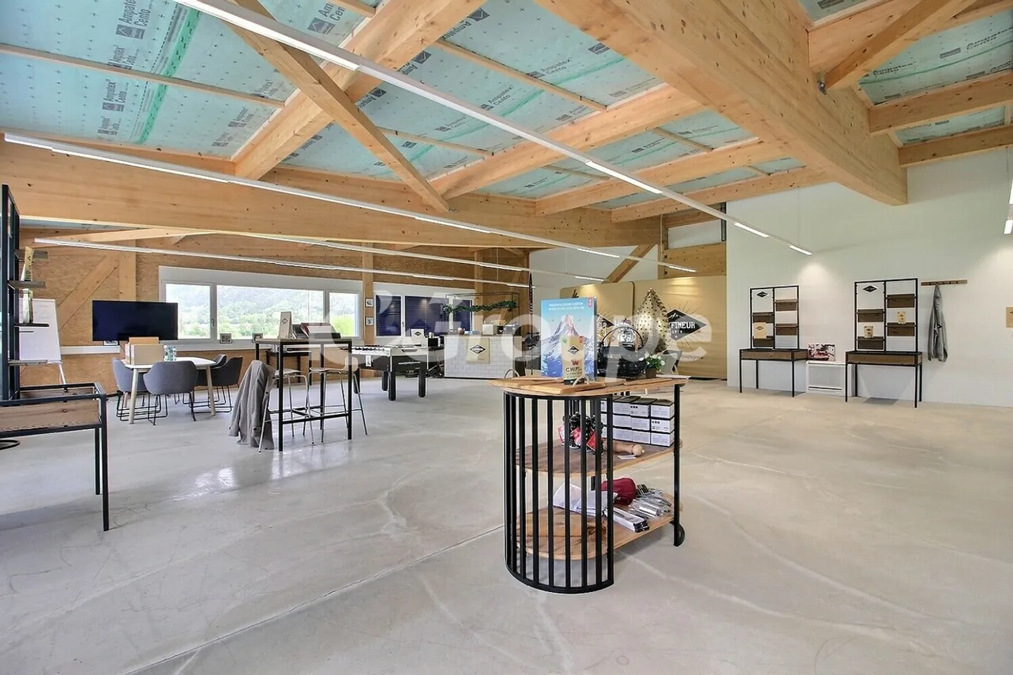 New commercial hall for rent on Route de la Californie 46. - Photo 3 of 8