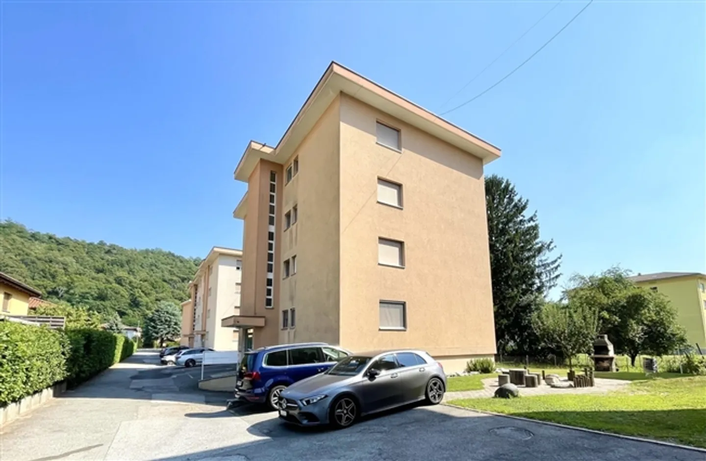 RENOVATED 3.5-ROOM APARTMENT - Photo 2 of 12