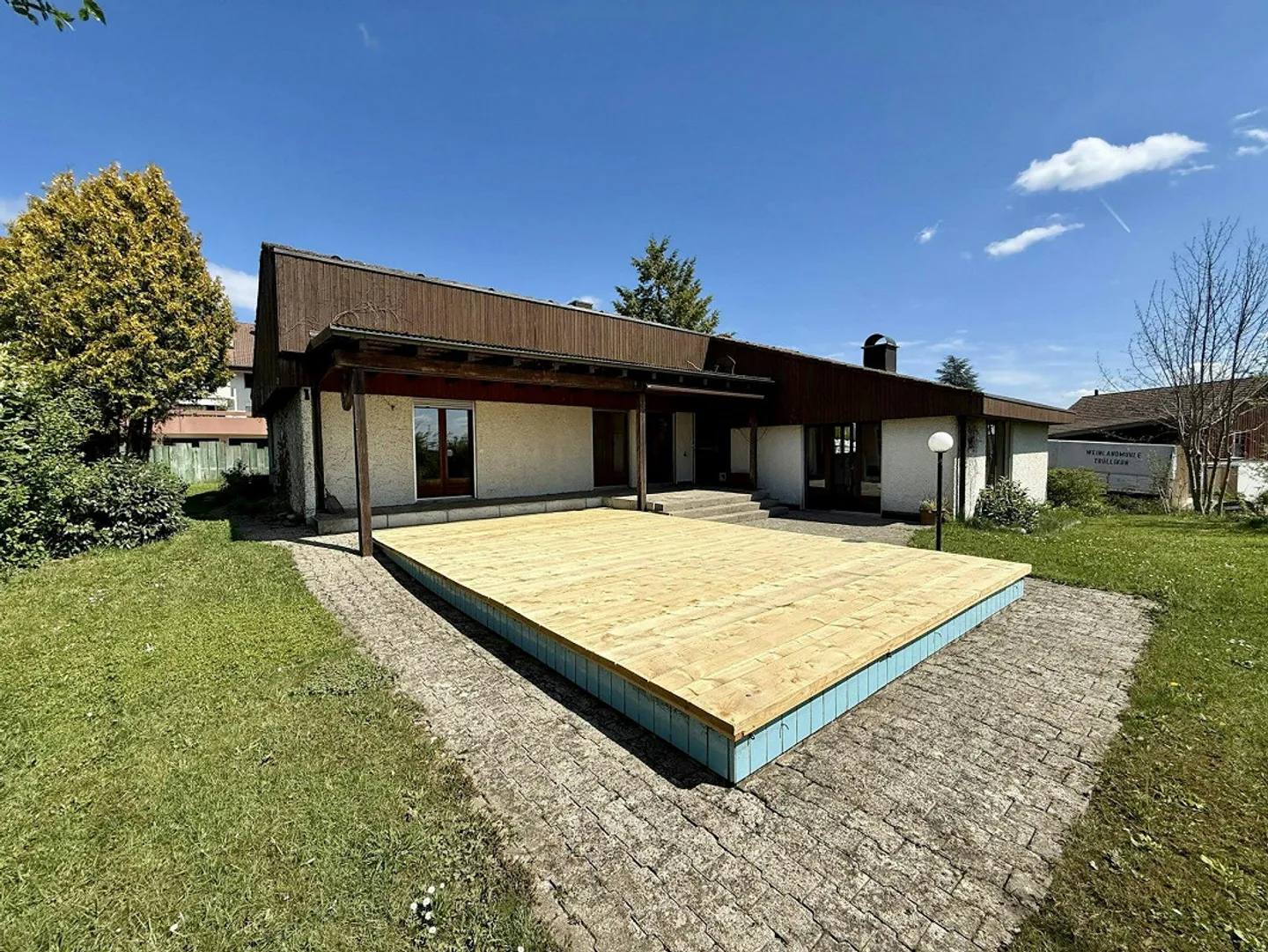 Casa unifamiliare indipendente in stile bungalow su ampio terreno - Foto 2 di 13