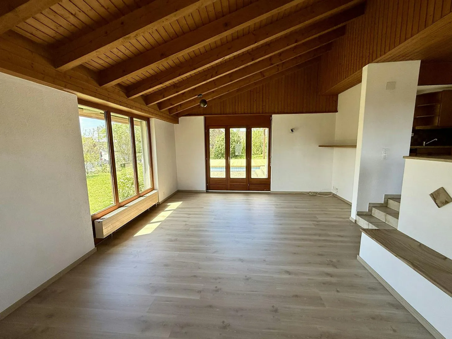 Casa unifamiliare indipendente in stile bungalow su ampio terreno - Foto 6 di 13