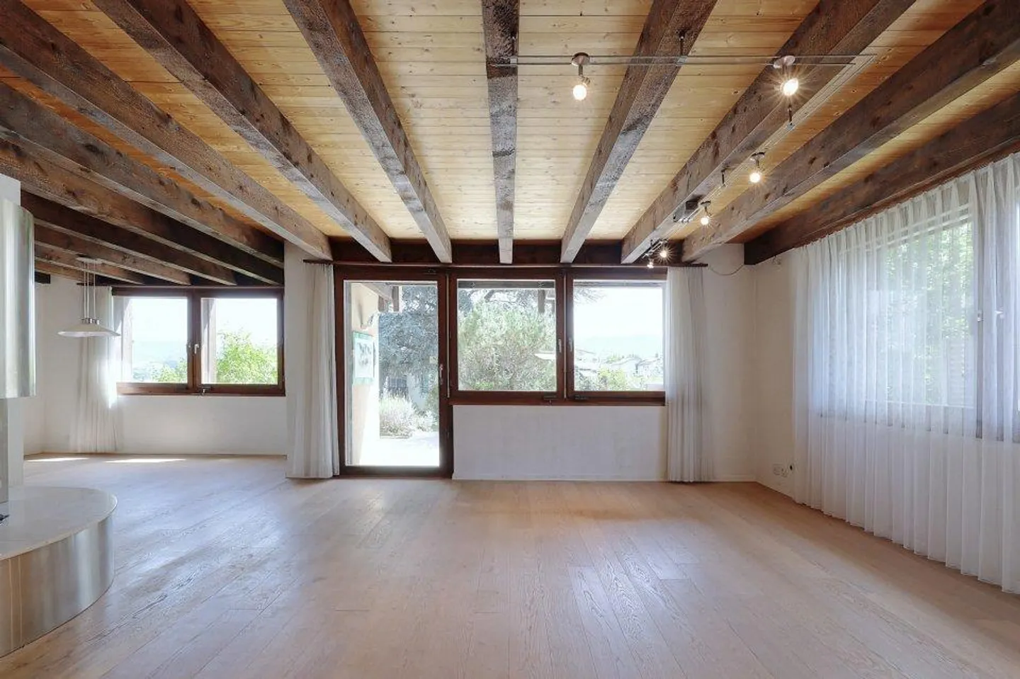 Maison individuelle de 5 pièces avec possibilités d'aménagement et jardin - Photo 3 sur 13