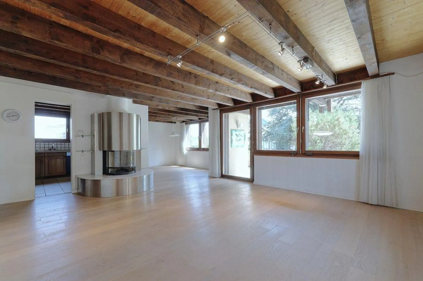 Maison individuelle de 5 pièces avec possibilités d'aménagement et jardin - Photo 4 sur 13