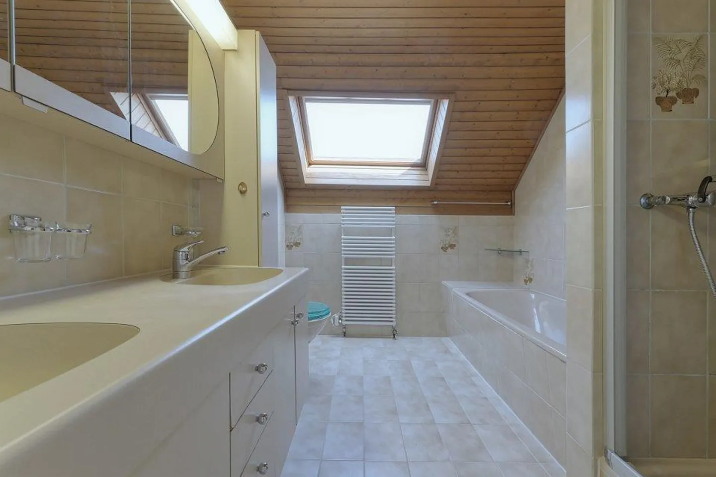 Maison individuelle de 5 pièces avec possibilités d'aménagement et jardin - Photo 11 sur 13