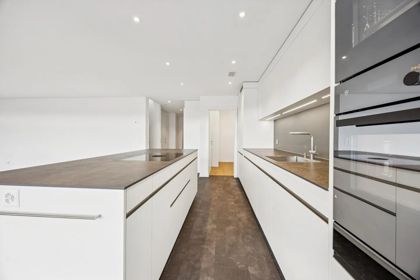 Exclusive climate comfort penthouse apartment with 220 m2 of space to dream! - Photo 9 of 29