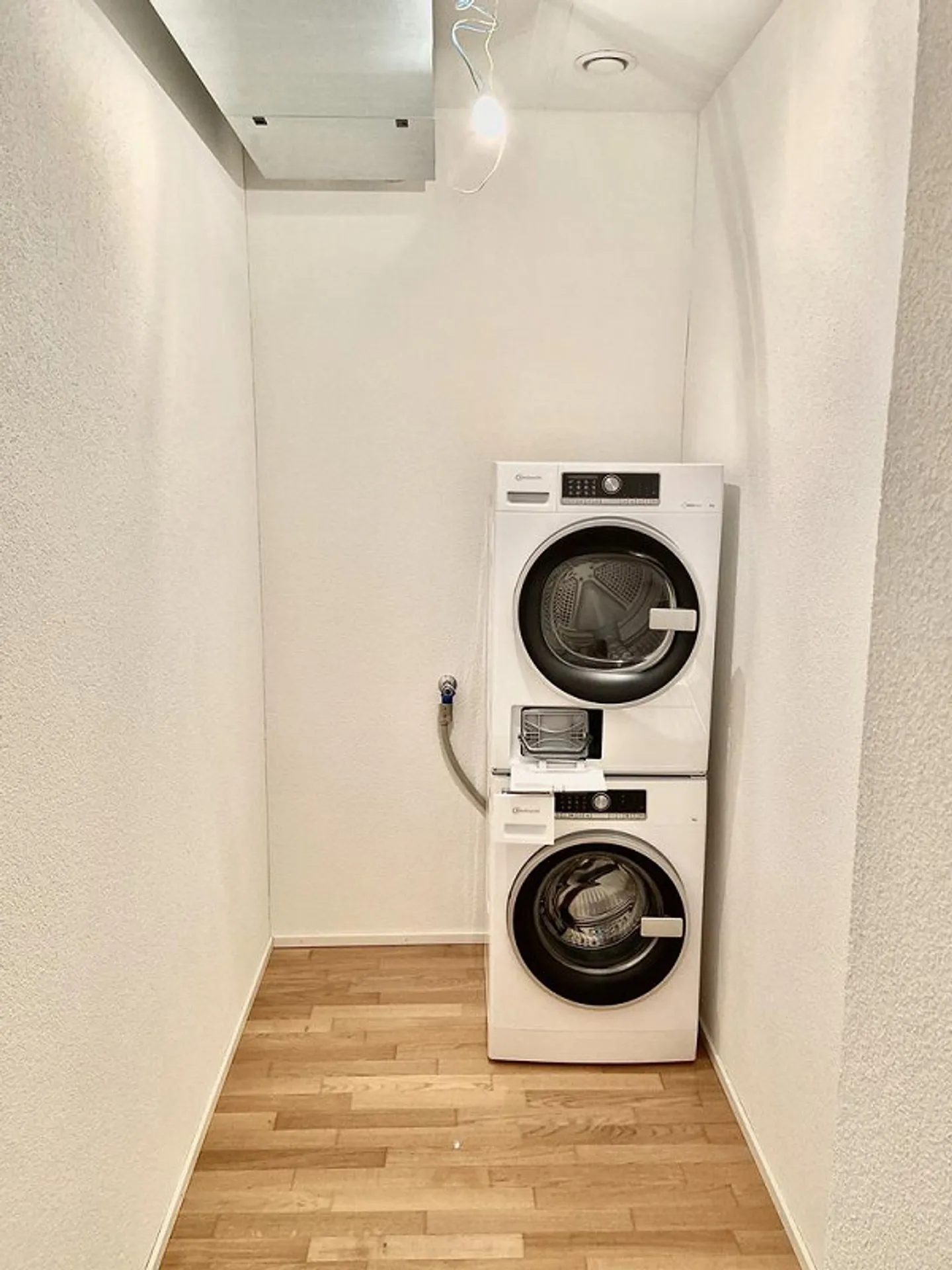 Light, Location, Quality of Life - Modern Apartment Near Train Station - Photo 4 of 8