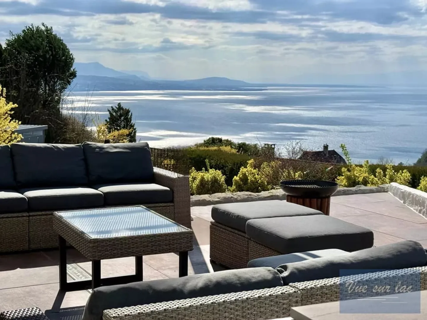 Aussergewöhnliches Haus mit Seeblick - Foto 3 von 13