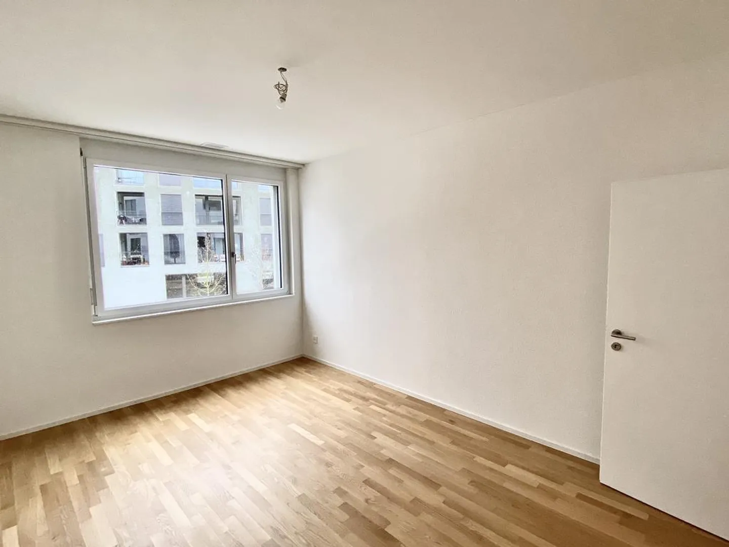 Light, Location, Quality of Life - Modern Apartment Near Train Station - Photo 6 of 8