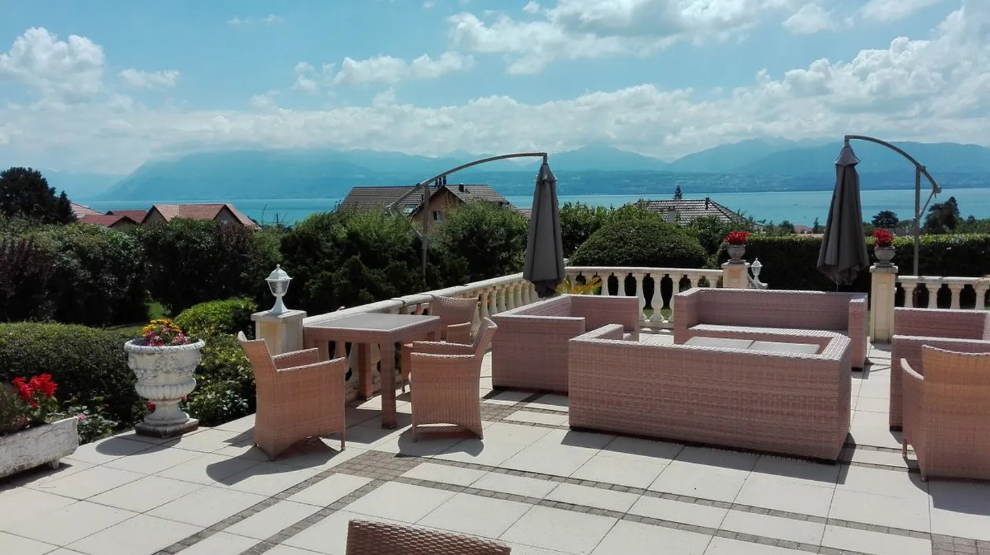 ST-PREX - Charming house with pool and lake view for rent in St-Prex - Photo 3 of 13