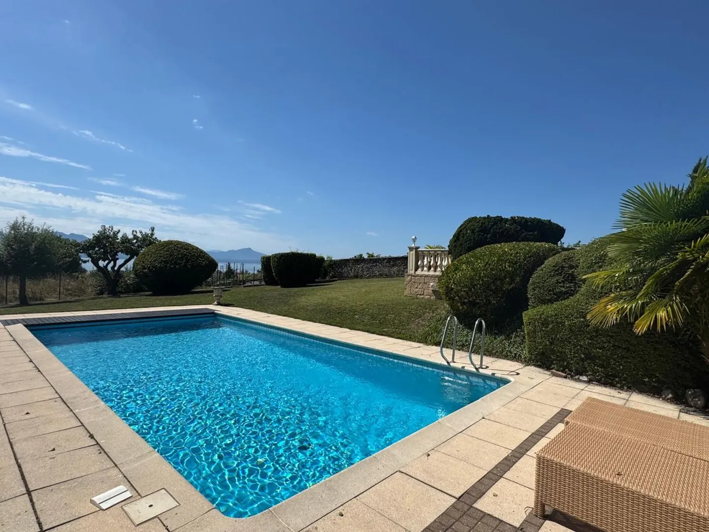 ST-PREX - Charming house with pool and lake view for rent in St-Prex - Photo 2 of 13